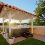 Mit Jacuzzi In Mit Parkplatz By Interhome Ližnjan