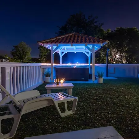 Apartmán Mit Jacuzzi In Mit Parkplatz By Interhome