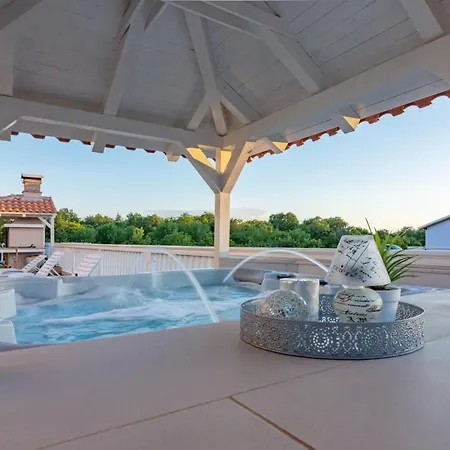 Apartmán Mit Jacuzzi In Mit Parkplatz By Interhome Ližnjan