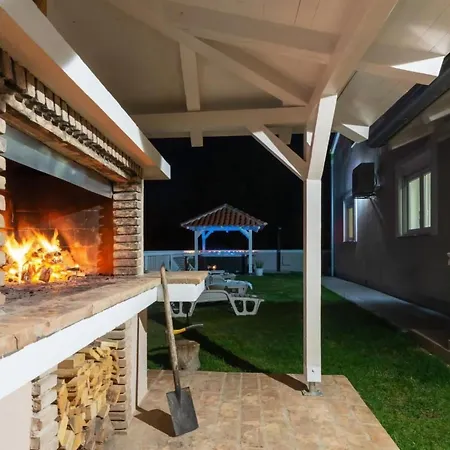 Apartmán Mit Jacuzzi In Mit Parkplatz By Interhome Ližnjan