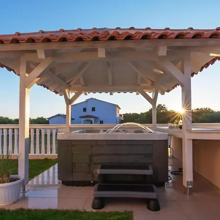Mit Jacuzzi In Mit Parkplatz By Interhome Apartmán *