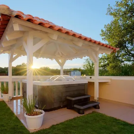 Mit Jacuzzi In Mit Parkplatz By Interhome Ližnjan