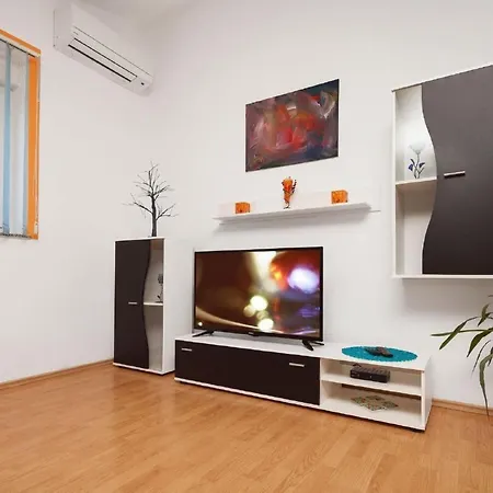 Apartmán Mit Jacuzzi In Mit Parkplatz By Interhome Ližnjan
