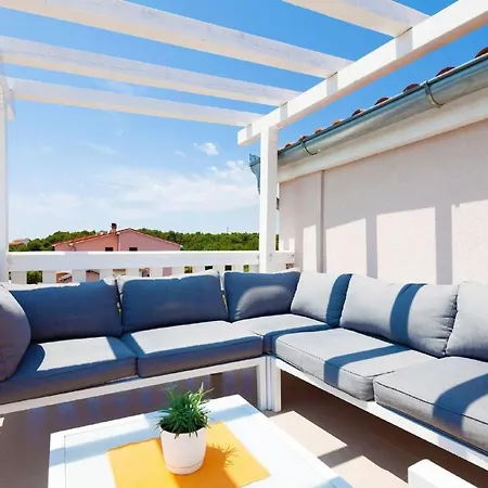 Apartmán Mit Jacuzzi In Mit Parkplatz By Interhome Ližnjan