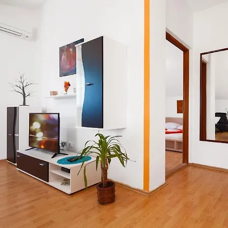 Mit Jacuzzi In Mit Parkplatz By Interhome Lejlighed Ližnjan