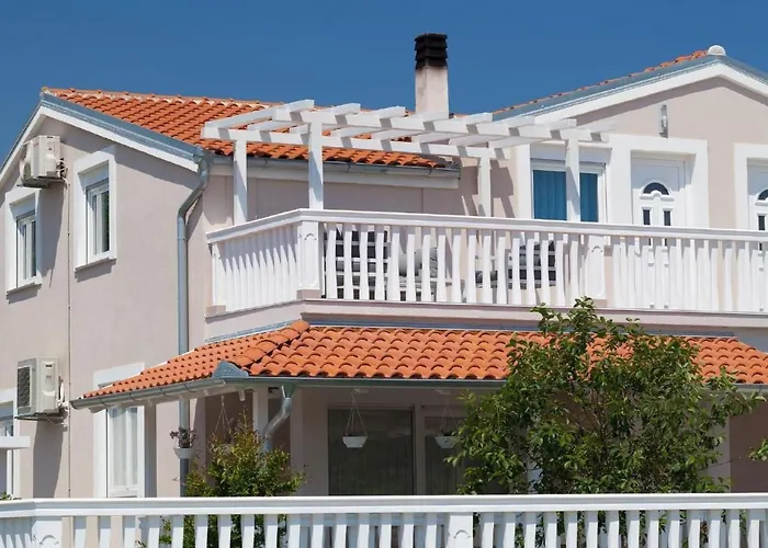 Mit Jacuzzi In Mit Parkplatz By Interhome