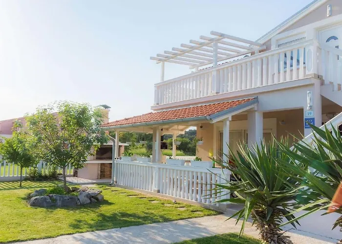 Mit Jacuzzi In Mit Parkplatz By Interhome Ližnjan