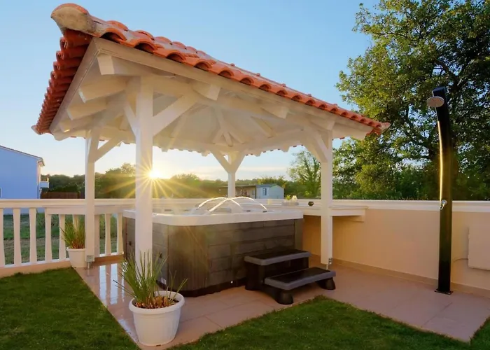 Mit Jacuzzi In Mit Parkplatz By Interhome Ližnjan