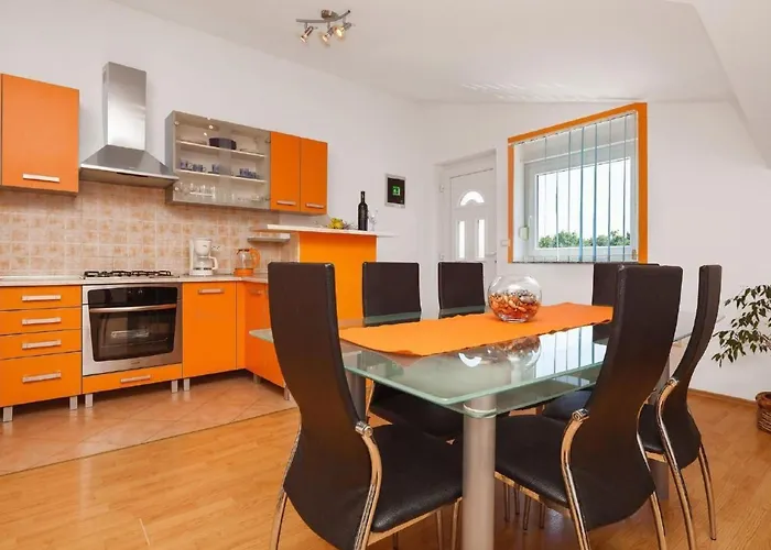 Mit Jacuzzi In Mit Parkplatz By Interhome Lejlighed Ližnjan