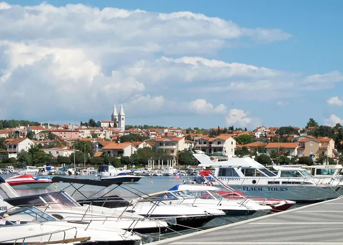 Mit Jacuzzi In Mit Parkplatz By Interhome Lejlighed Ližnjan